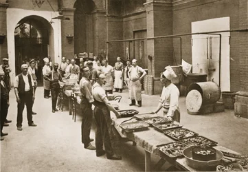 Das Mittagessen ist bereit zum Servieren, Die Küchen, Alexandra Palace, Illustration aus Deutsche Gefangene in Großbritannien (Fotogravur)